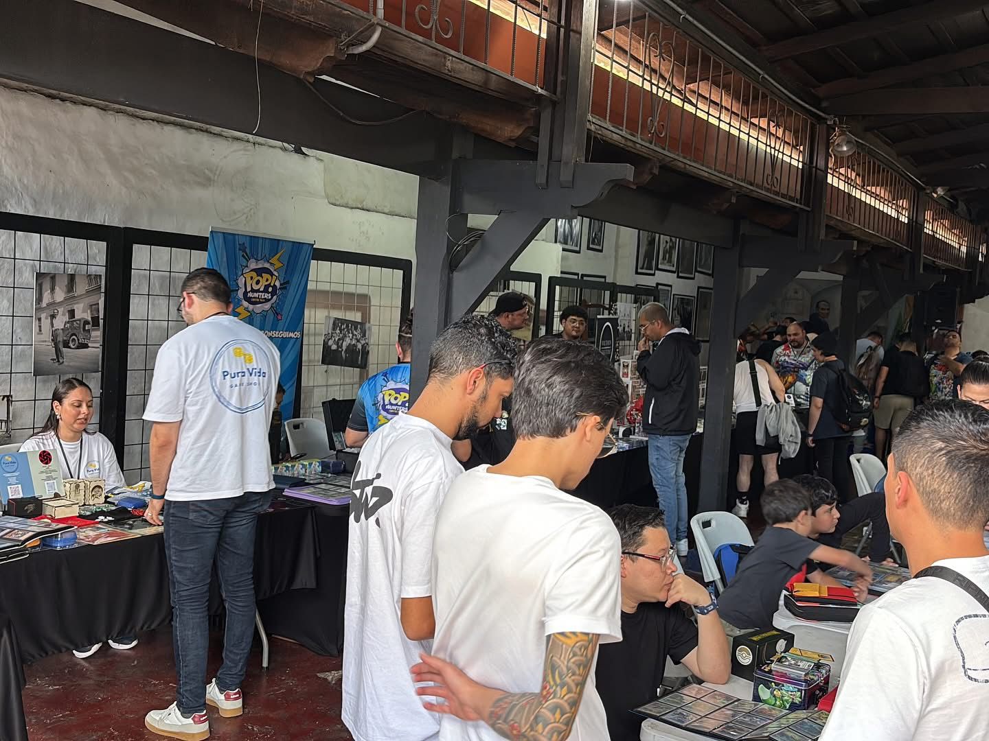 Jugadores participando en la expo